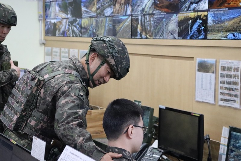 육해공 전방부대 대비태세 점검에 나선 진영승 합참의장이 12월 15일 육군22사 GOP대대를 방문해 임무수행에 매진하고 있는 장병을 격려하고 있다. / 뉴스1