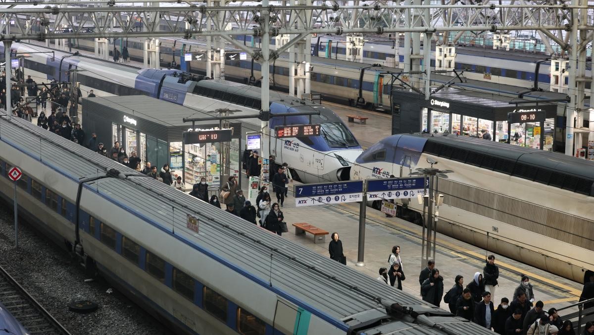 지난 11일 서울역 플랫폼에서 승객들이 오가고 있다. / 연합뉴스