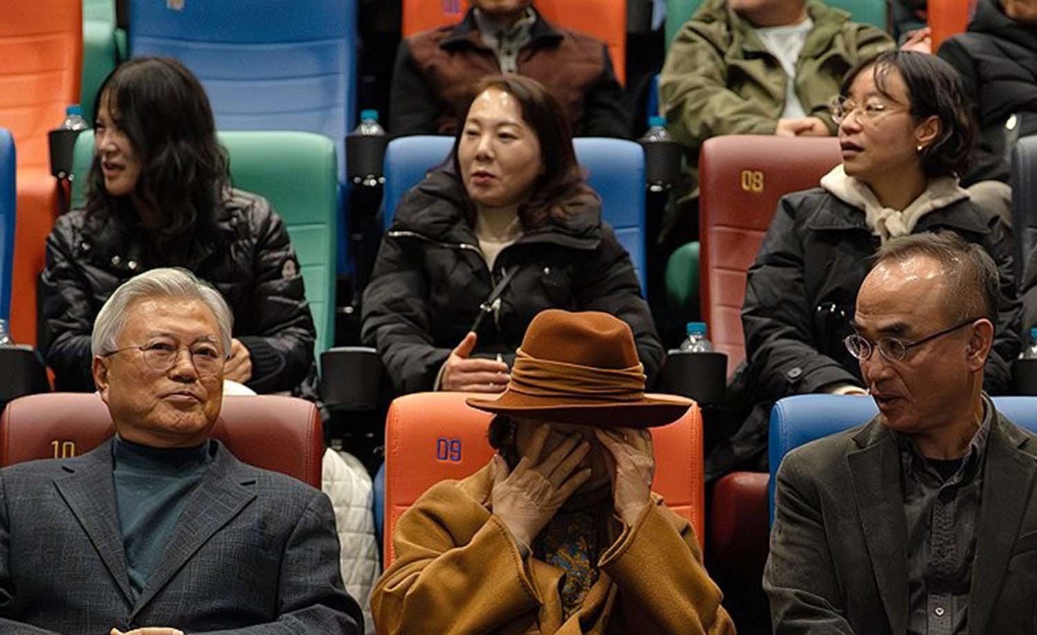 문재인 전 대통령과 김정숙 여사가 지난 16일 경남 양산시 메가박스 양산증산에서 영화 '1980사북' 시민상영위원회 주최로 열린 양산시민 초청상영회에 참석해 영화를 관람했다. 상영이 끝난 뒤 김정숙 여사가 눈물을 훔치고 있다. / 연합뉴스(정선지역사회연구소 제공)