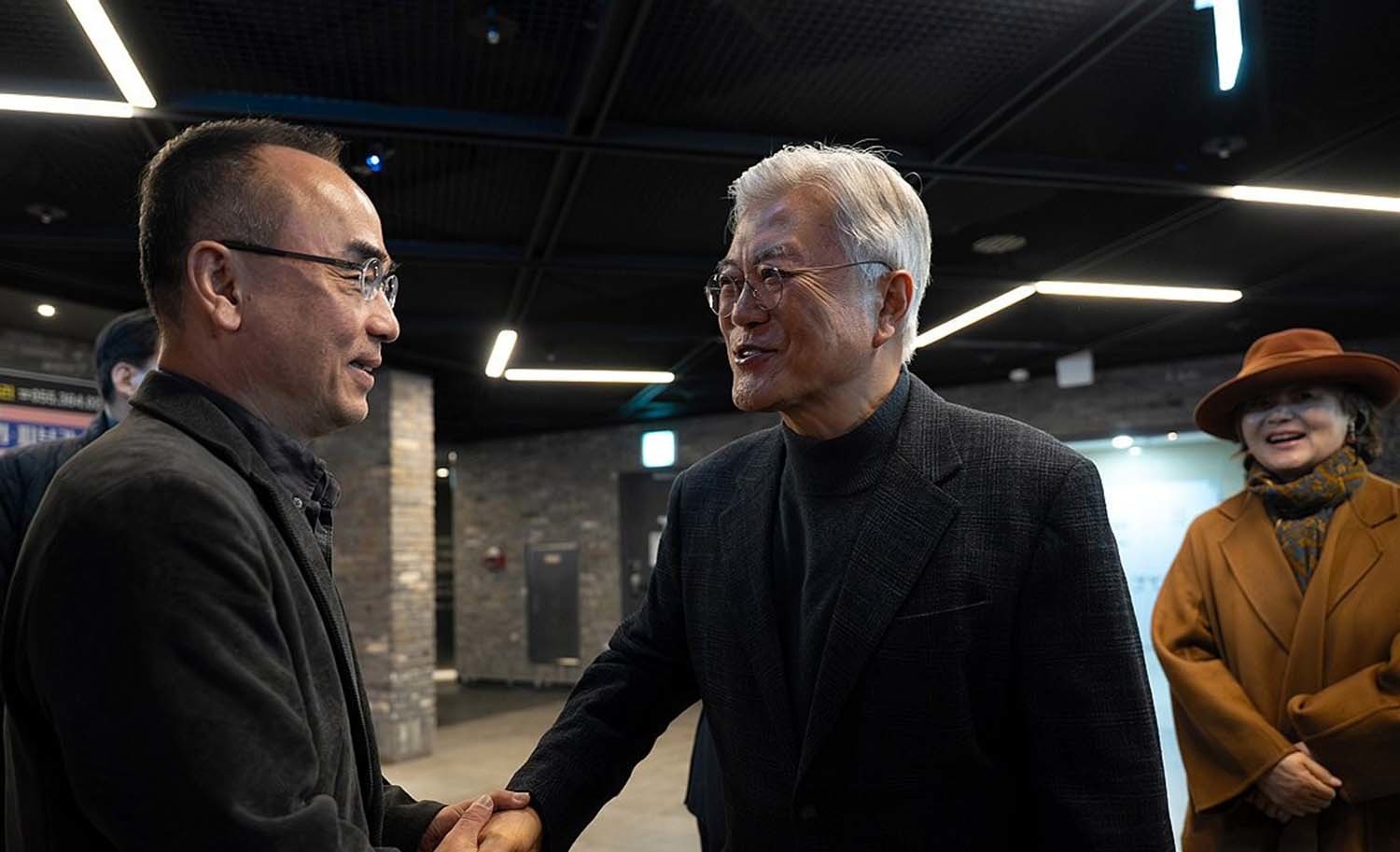 재인 전 대통령과 김정숙 여사가 지난 16일 경남 양산시 메가박스 양산증산에서 영화 '1980사북' 시민상영위원회 주최로 열린 양산시민 초청상영회에 참석해 영화를 관람했다. 문 전 대통령이 상영이 끝난 뒤 무대에 올라 박봉남 감독을 격려하고 있다 ./ 연합뉴스(정선지역사회연구소 제공)