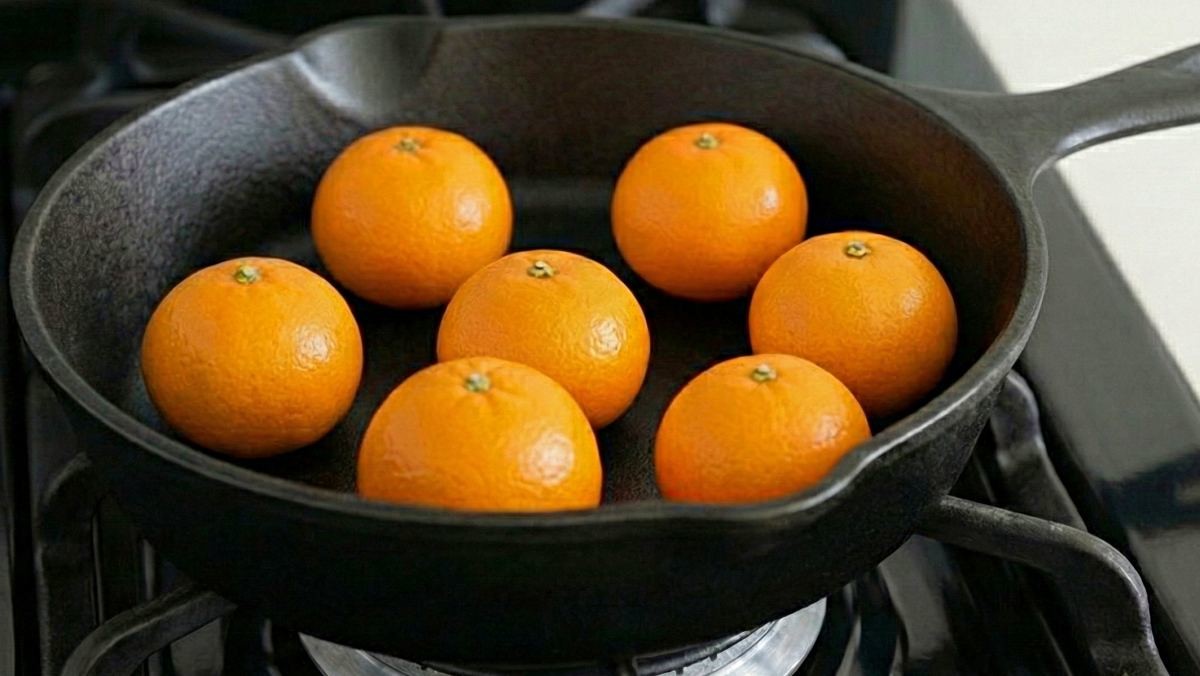 '프라이팬 위에 귤 여러 개를 올려보자?!'. 기사 내용을 바탕으로 제작한 자료사진.