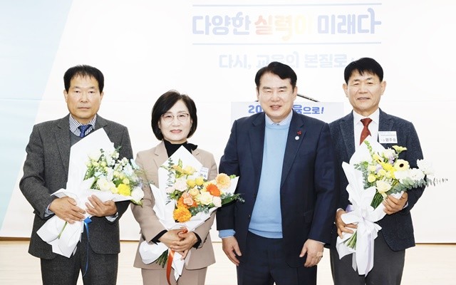 이정선 교육감(왼쪽 3번째)이 18일 광주시교육청 대회의실에서 진행한 ‘제39회 광주교육상 시상식’에서 시상을 마친 후 (왼쪽부터) 박봉기 교사, 채경숙 원장, 양주승 관장 등과 기념사진을 촬영하고 있다. / 광주시교육청 제공