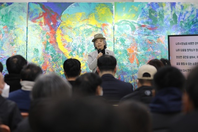 다울림 창작소 김근태 입주작가가 시민들에게 작품 소개와 창작 성과를 공유하고 있다.