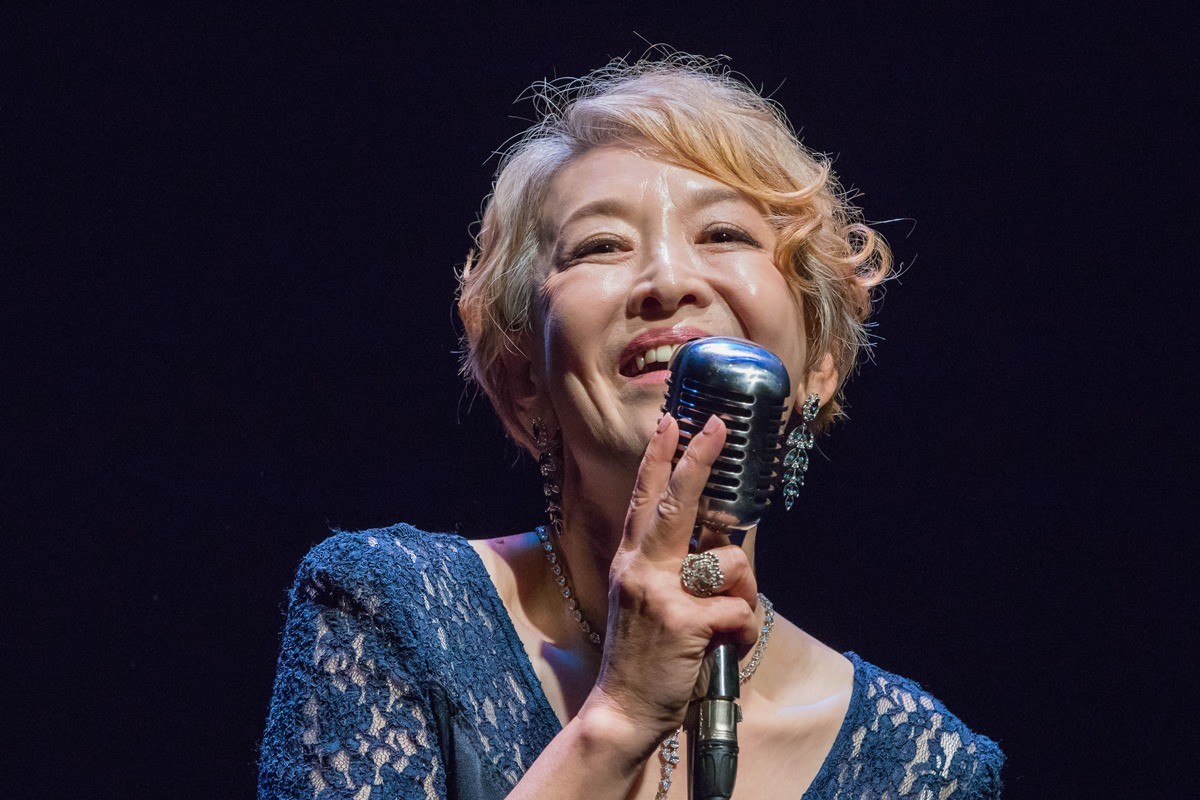 배우 윤석화가 2019년 5월 16일 서울 대학로 소극장 '정미소'에서 열린 폐막작 '딸에게 보내는 편지' 제작발표회에서 노래를 부르고 있다. / 뉴스1