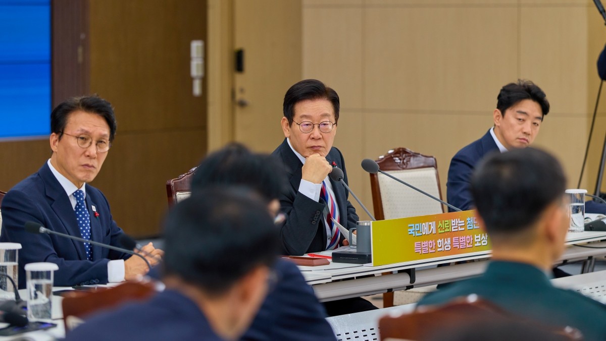이재명 대통령이 지난 18일 서울 용산구 국방부에서 열린 국방부·국가보훈부 업무보고에 참석해 있다. / 대통령실 제공, 뉴스1