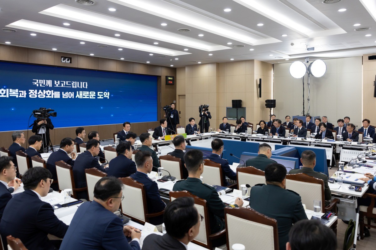 이재명 대통령, 국방부·국가보훈부 업무보고 이재명 대통령이 지난 18일 서울 용산구 국방부에서 열린 국방부·국가보훈부 업무보고에서 발언하고 있다. / 대통령실 제공. 뉴스1