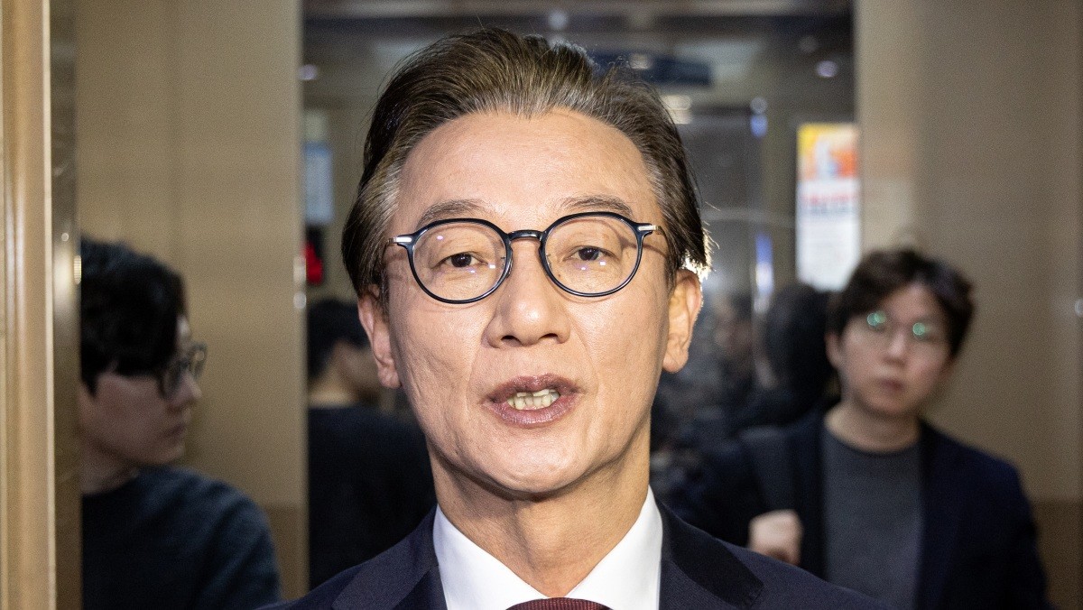 통일교 지원 의혹을 받는 전재수 전 해양수산부 장관이 지난 15일 경찰의 압수수색이 종료된 서울 여의도 국회의원회관 의원실에서 나서 취재진에게 입장을 밝히고 있다. / 뉴스1