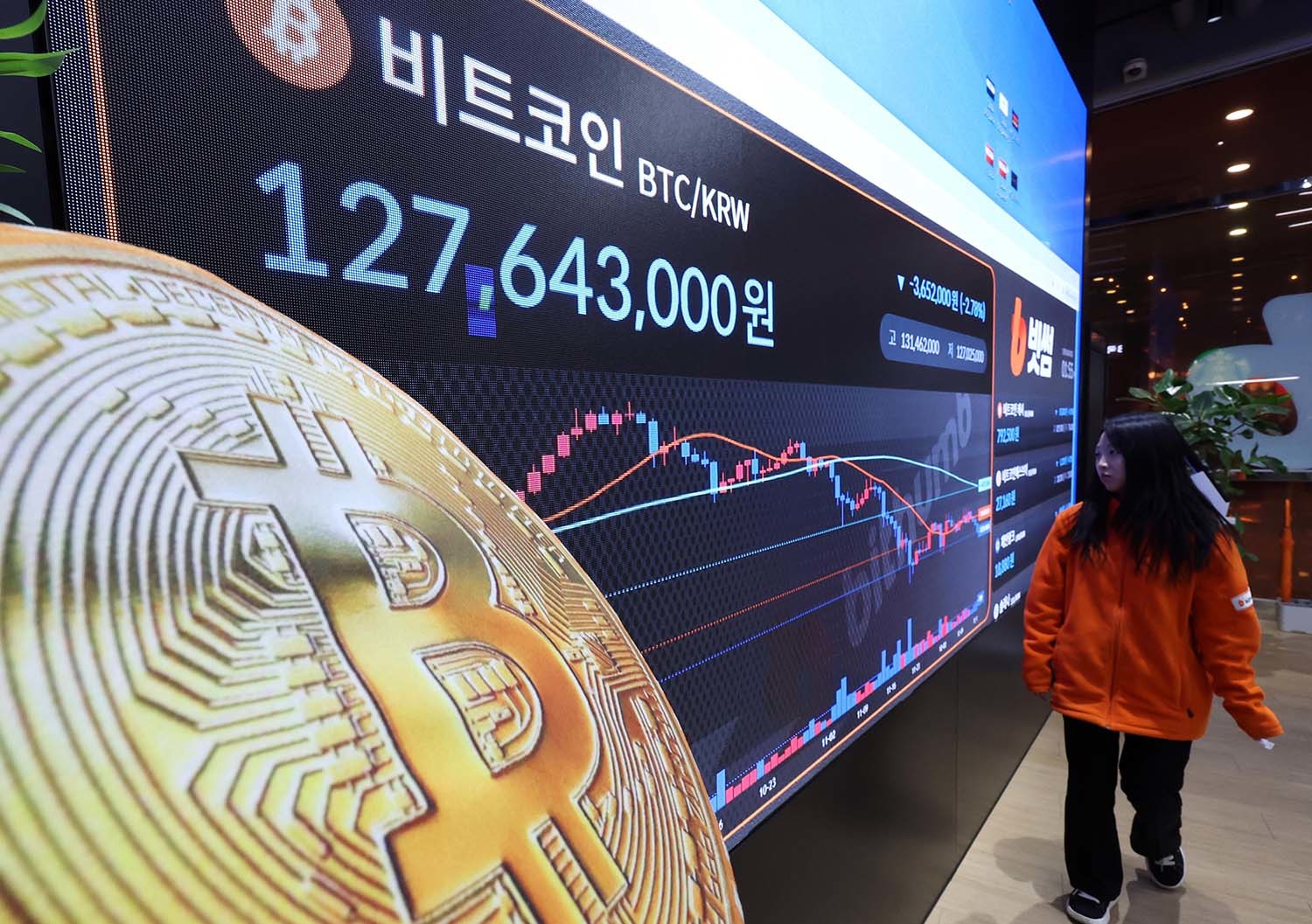 16일 서울 강남구 빗썸 라운지 전광판에 비트코인 시세가 나타나고 있다. / 뉴스1