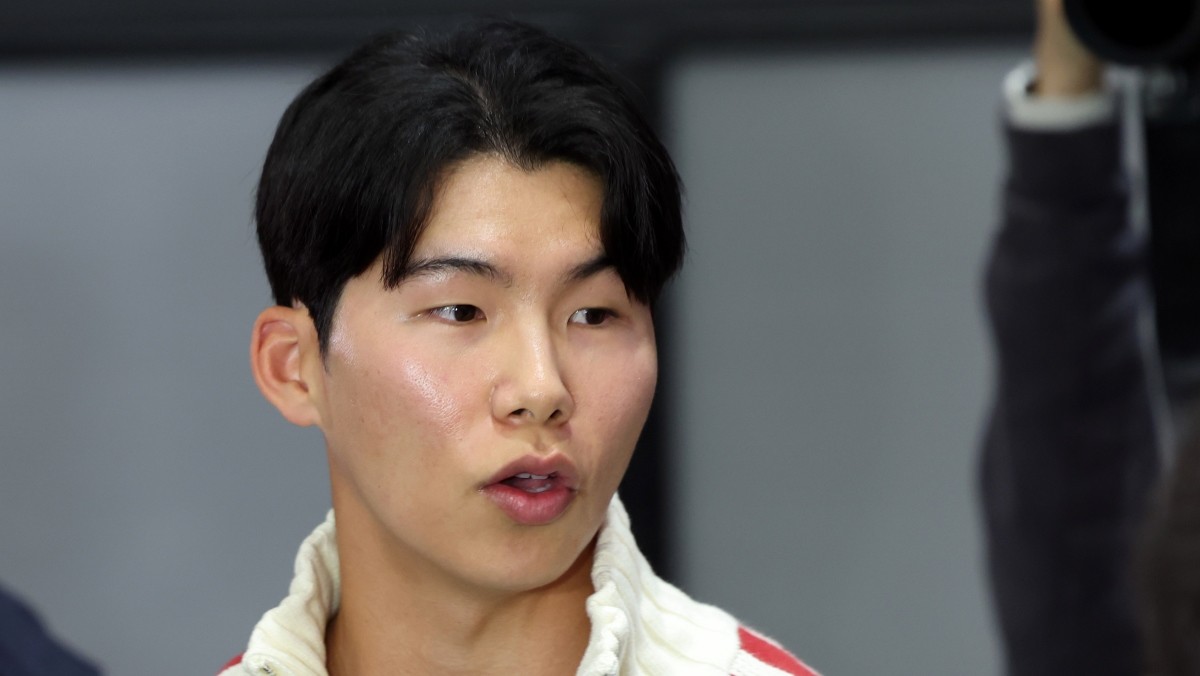 메이저리그(MLB) 진출 첫 시즌부터 월드시리즈(WS) 우승을 함께한 LA 다저스 김혜성이 지난 11월 인천국제공항을 통해 귀국하며 취재진의 질문에 답하고 있다. / 뉴스1