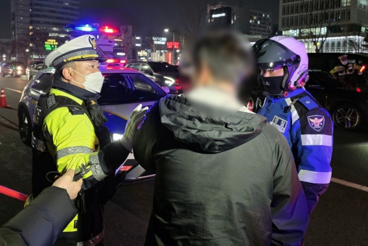 수원시청 앞 음주단속 현장에서 음주 단속에 적발된 운전자 / 연합뉴스