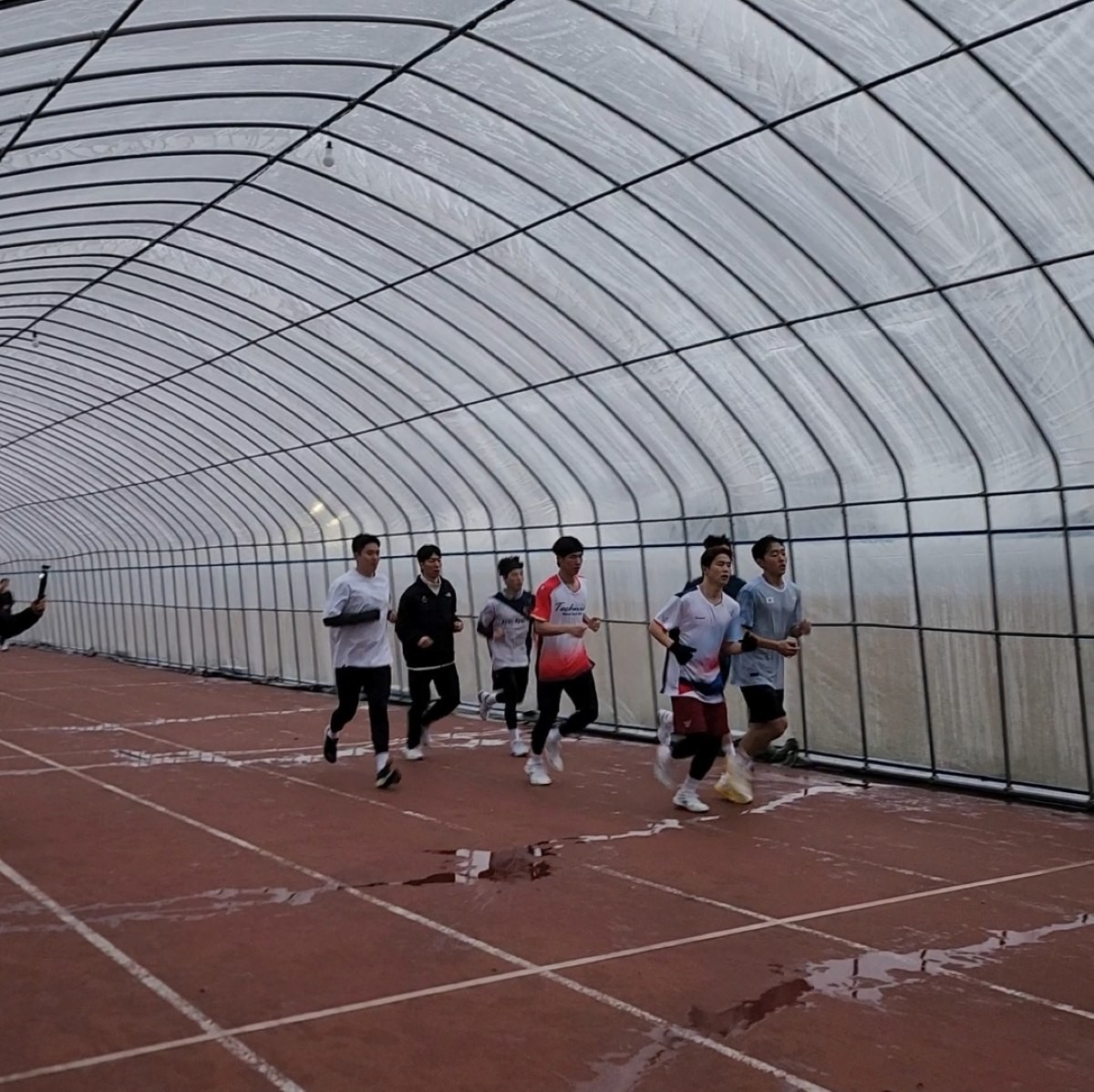 동계비닐터널에서 훈련중인 선수들 / 당진시