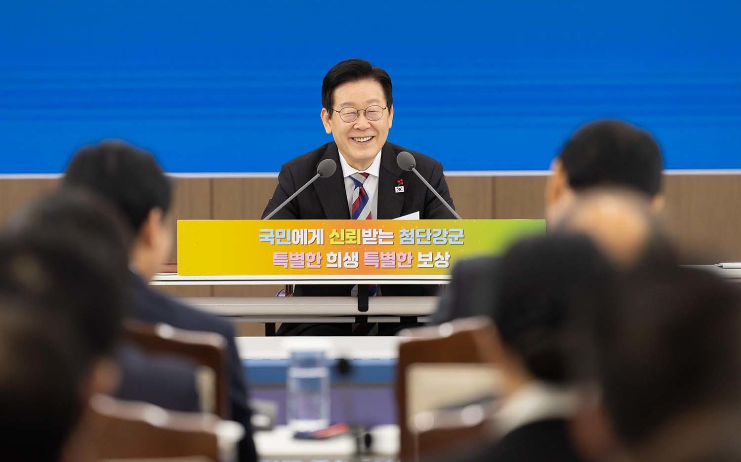 이재명 대통령이 18일 서울 용산구 국방부에서 열린 국방부·국가보훈부 업무보고에서 참석해 미소 짓고 있다. / 대통령실 제공