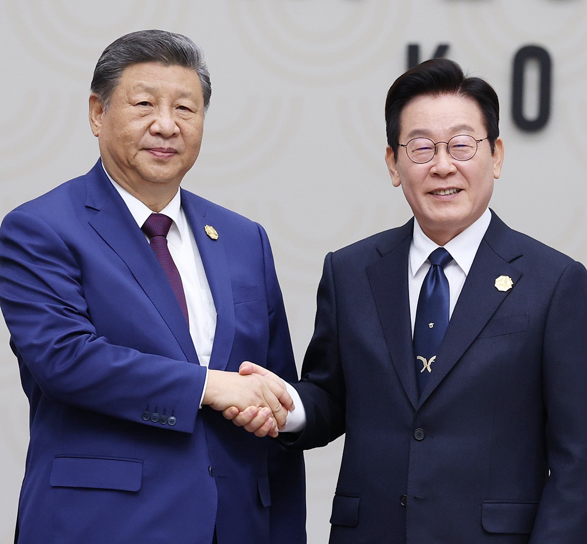 경주 APEC 행사장에서 만난 이재명 대통령과 시진핑 중국 국가주석 자료 사진. 조현 외교부 장관이 19일 '내년 이른 시기에 대통령의 국빈 방중을 추진하고 또 일본과의 셔틀 외교도 지속하겠다'라며 '한미일 협력을 지속하면서 한중일 협력을 촉진하겠다. 러시아와도 필요한 소통을 계속하겠다'라고 말했다. / 연합뉴스