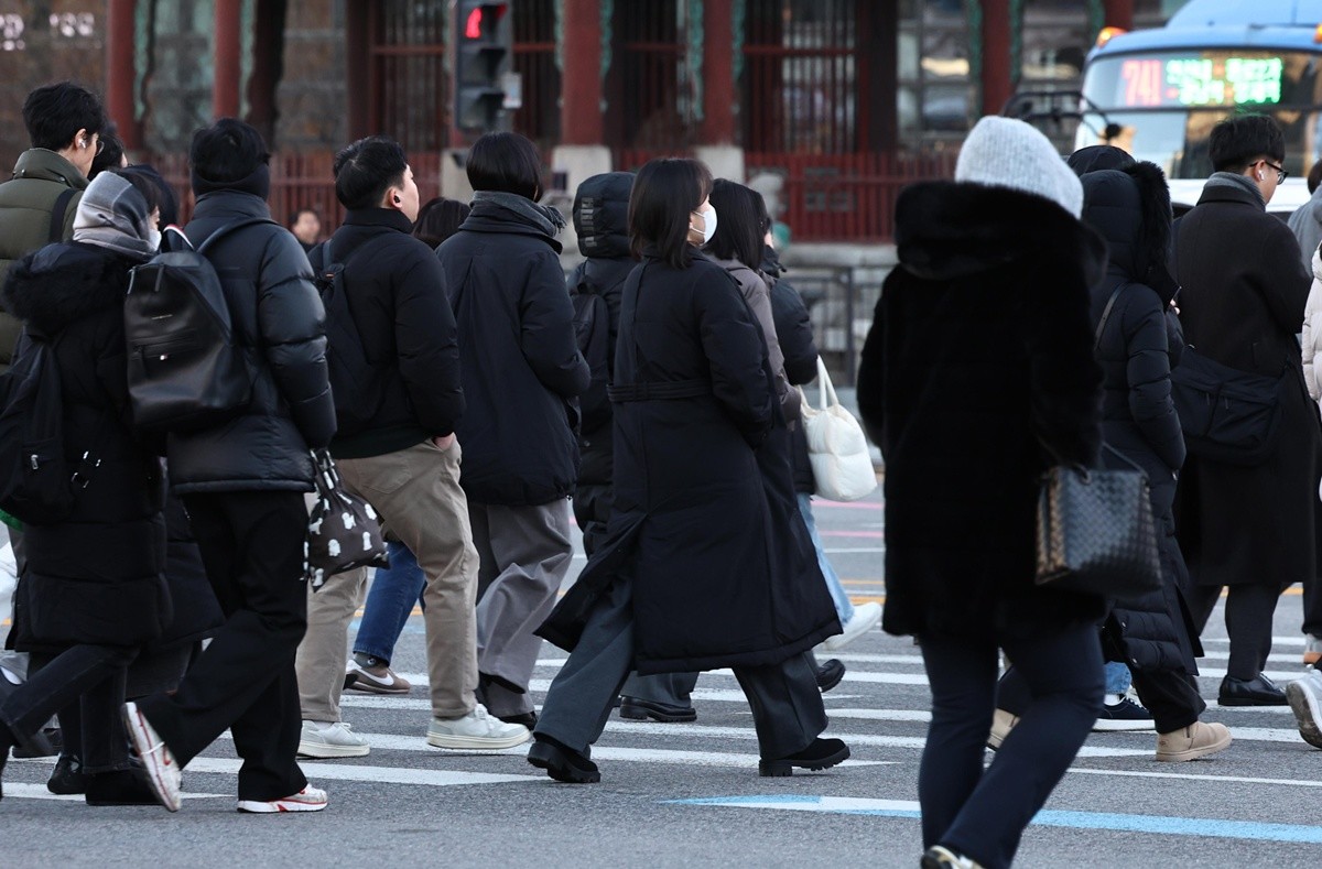출근하는 청년들. / 뉴스1
