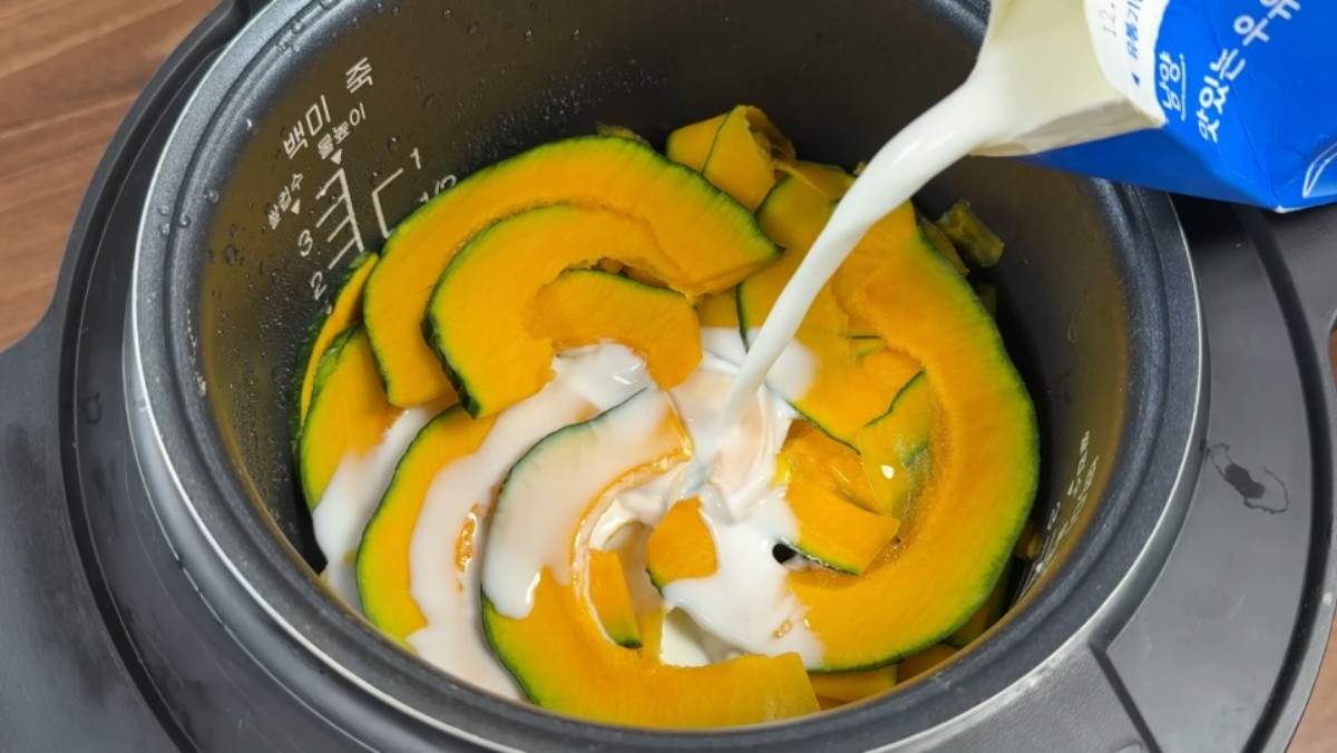 단호박에 우유를 붓는 모습 / 유튜브 '집나간아들'