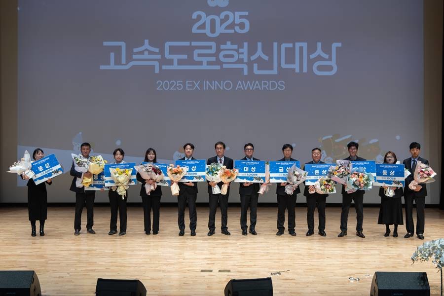 함진규 한국도로공사 사장(왼쪽에서 여섯 번째)과 수상자들이 기념 촬영을 하고 있다/이하 도로공사