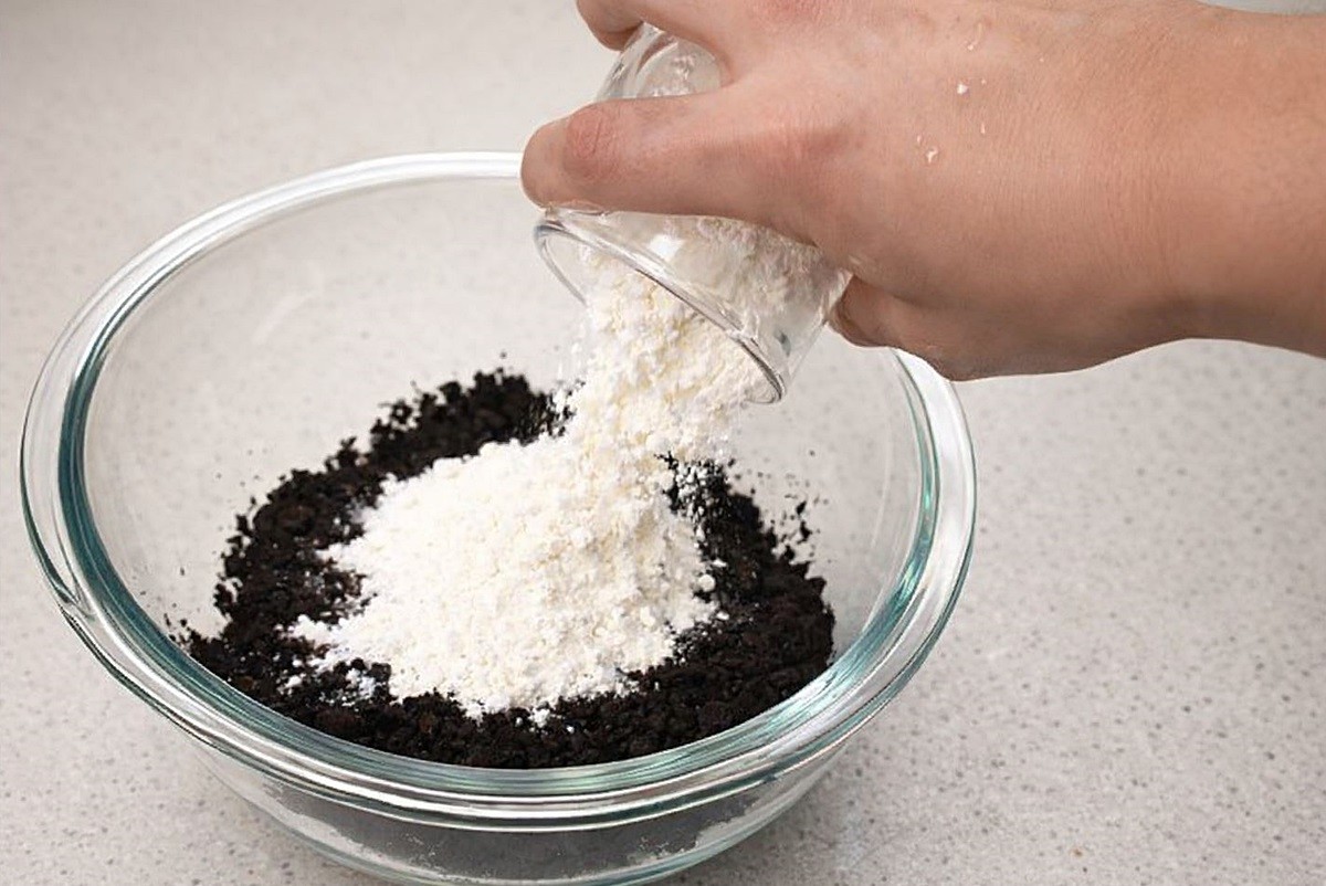 커피가루에 밀가루를 넣는 모습. 기사 이해를 돕기 위해 AI를 활용해 제작한 자료 사진입니다. 실제 모습과 다소 차이가 있을 수 있습니다.