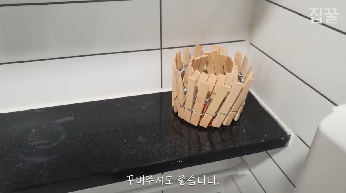 전기테이프가 아닌 나무 집게로 꾸민 참치캔. / 유튜브 '집구석구석꿀팁, 집꿀'
