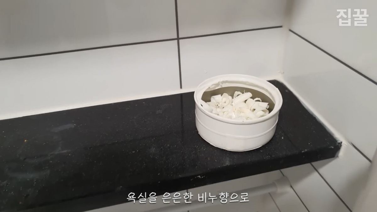 안 쓰는 비누를 감자칼로 깎고 전기테이프를 감은 참치캔에 넣은 모습. 욕실을 비누향으로 채워준다. / 유튜브 '집구석구석꿀팁, 집꿀'