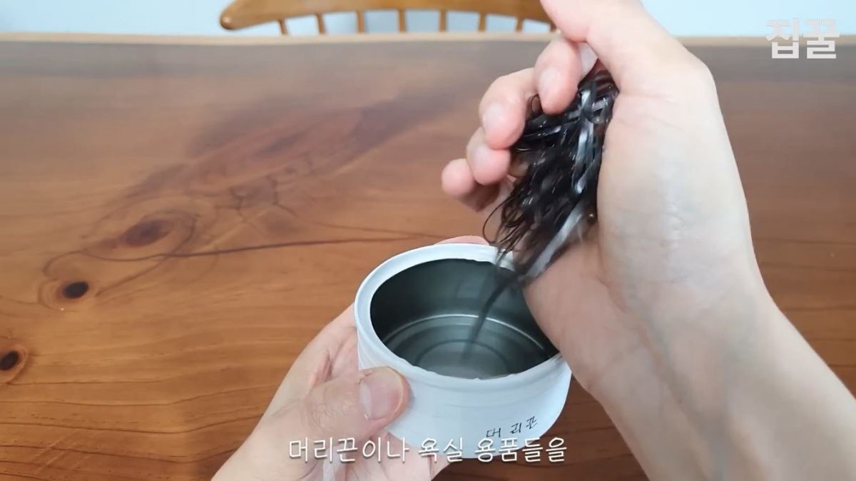참치캔에 머리끈을 넣는 모습. / 유튜브 '집구석구석꿀팁, 집꿀'