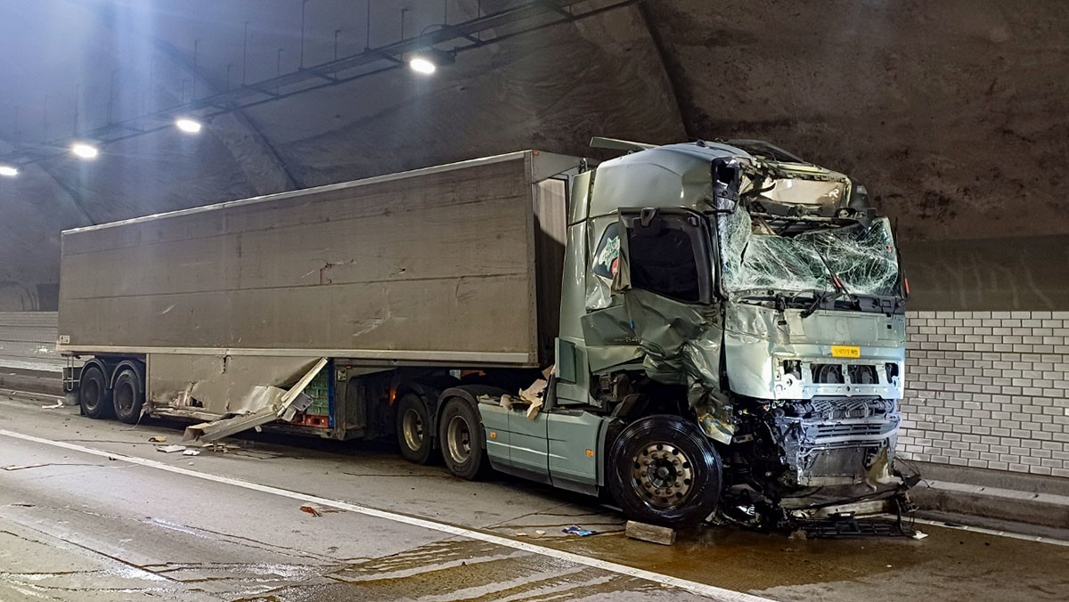연쇄 추돌사고로 파손된 화물차. / 괴산소방서