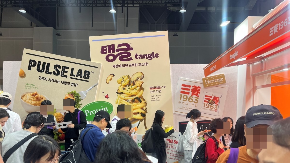 삼양라면 부스에 사람들이 모인 모습 / 위키트리