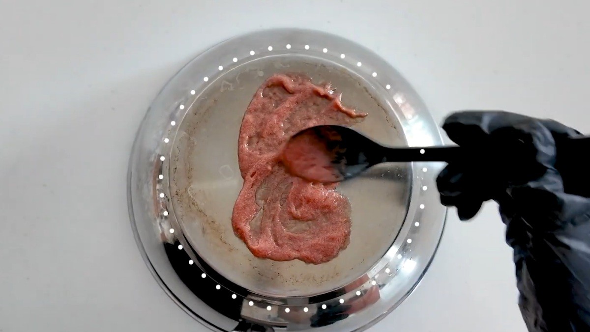 케첩과 베이킹소다를 녹슨 냄비에 바르는 모습 / 유튜브 '봄집사'