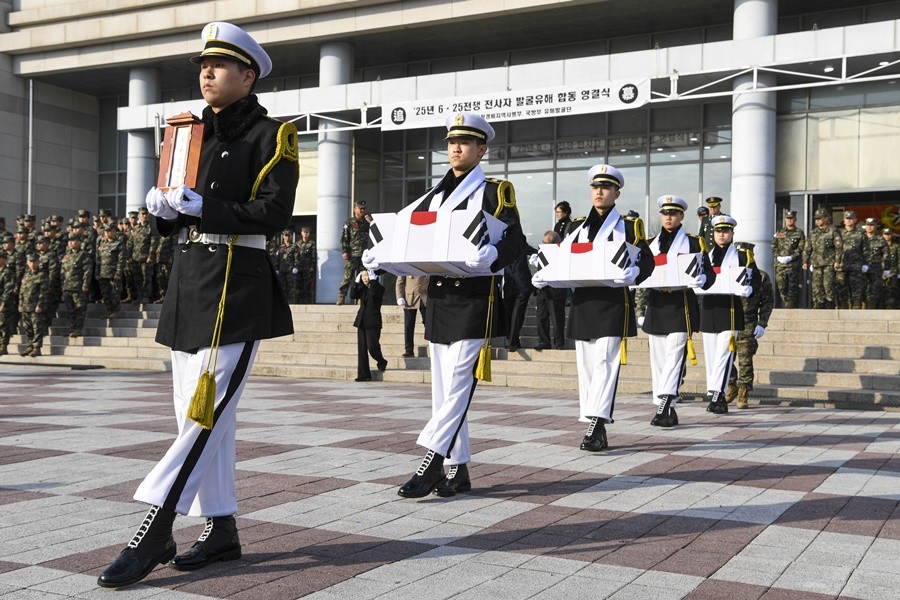 6.25 전쟁 전사자 유해발굴 영결식 후 호국영령들이 봉송차량으로 이동하고 있다. / 부대 제공