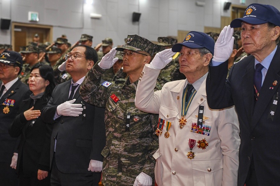 유해발굴 영결식에서 내빈들이 국기에 대한 경례를 하고 있다.  (사진 왼쪽부터 정한송 남부보훈지청장, 편준 포항시 복지국장, 포항특정경비지역사령관 이호종 소장, 이춘술 6.25 참전 유공자회 경북지부포항지회장, 권정열 학도의용군 포항지회장)