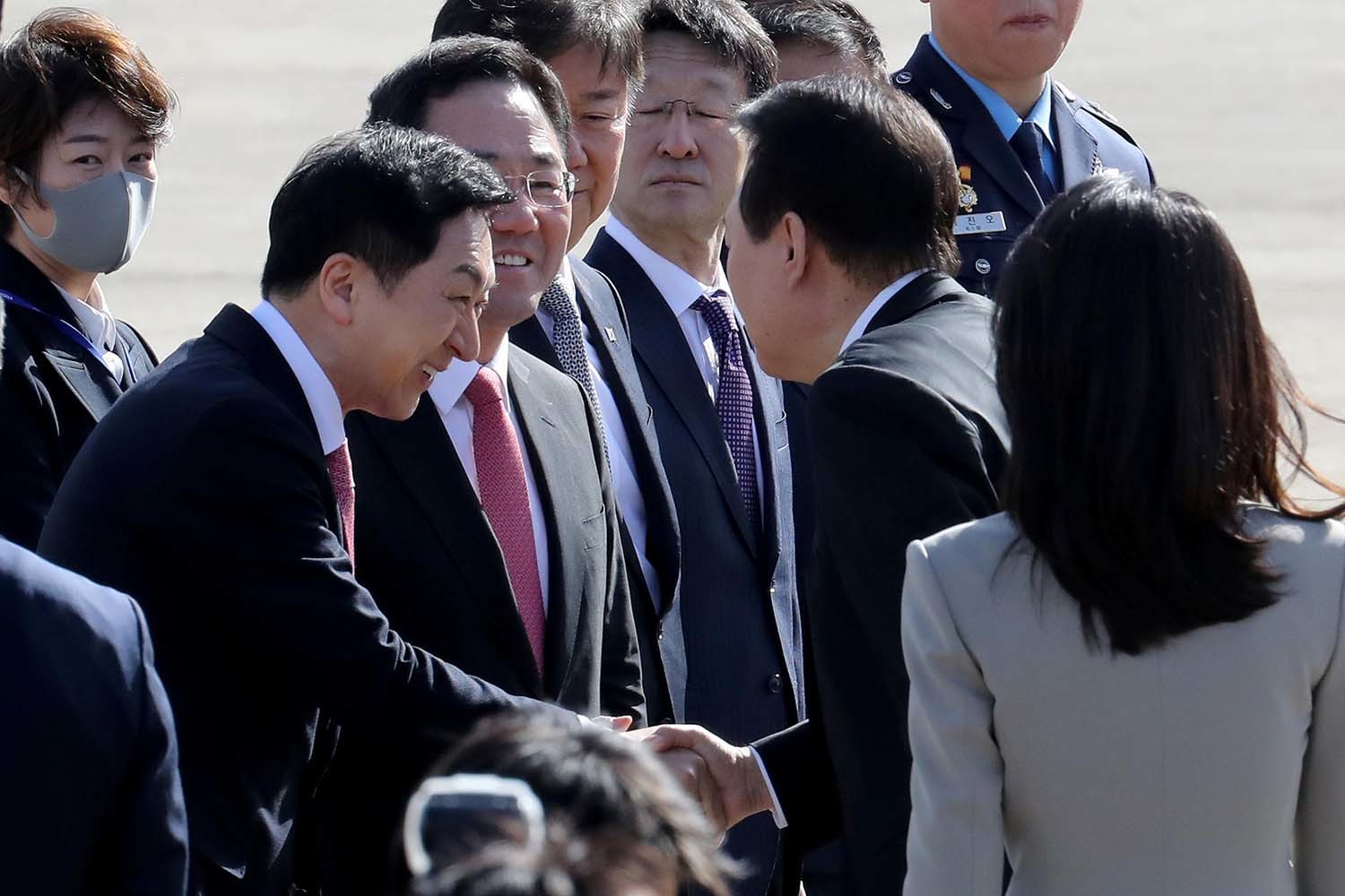 한일 정상회담 참석차 일본 순방에 나선 윤석열 전 대통령과 김건희 여사가 2023년 3월 16일 오전 경기 성남 서울공항에서 김기현 당시 국민의힘 대표와 주호영 당시 국민의힘 원내대표 등 환송 인사들과 인사를 나누고 있다.  / 뉴스1