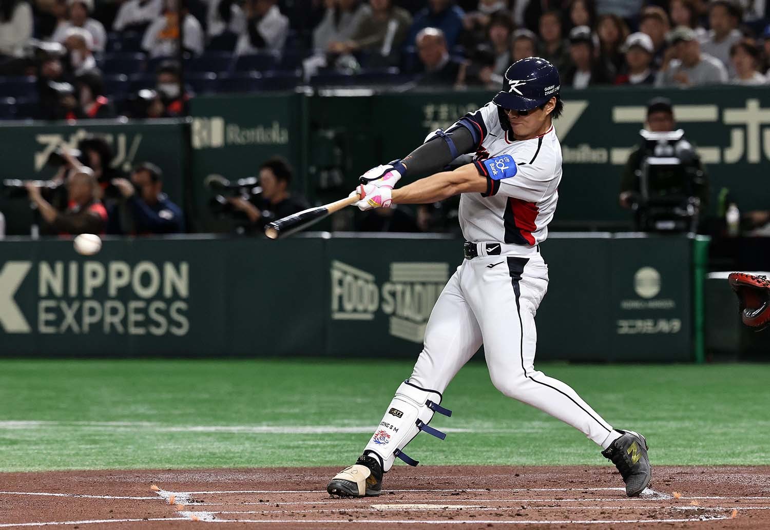 11월 16일 오후 일본 도쿄돔에서 열린 월드베이스볼클래식(WBC) 대비 평가전 '2025 케이 베이스볼 시리즈(K-BASEBALL SERIES)' 일본과의 2차전 경기. 대한민국 송성문이 1회말 2사 주자없는 상황에서 첫 안타를 치고 있다. / 뉴스1