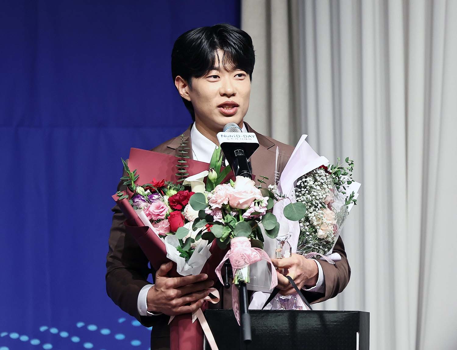 지난 5일 서울 강남구 리베라호텔에서 열린 한국프로야구 은퇴선수협회 2025 '최고의 선수상' 시상식에서 '최고의 선수상'을 수상한 송성문이 수상 소감을 밝히고 있다. / 뉴스1