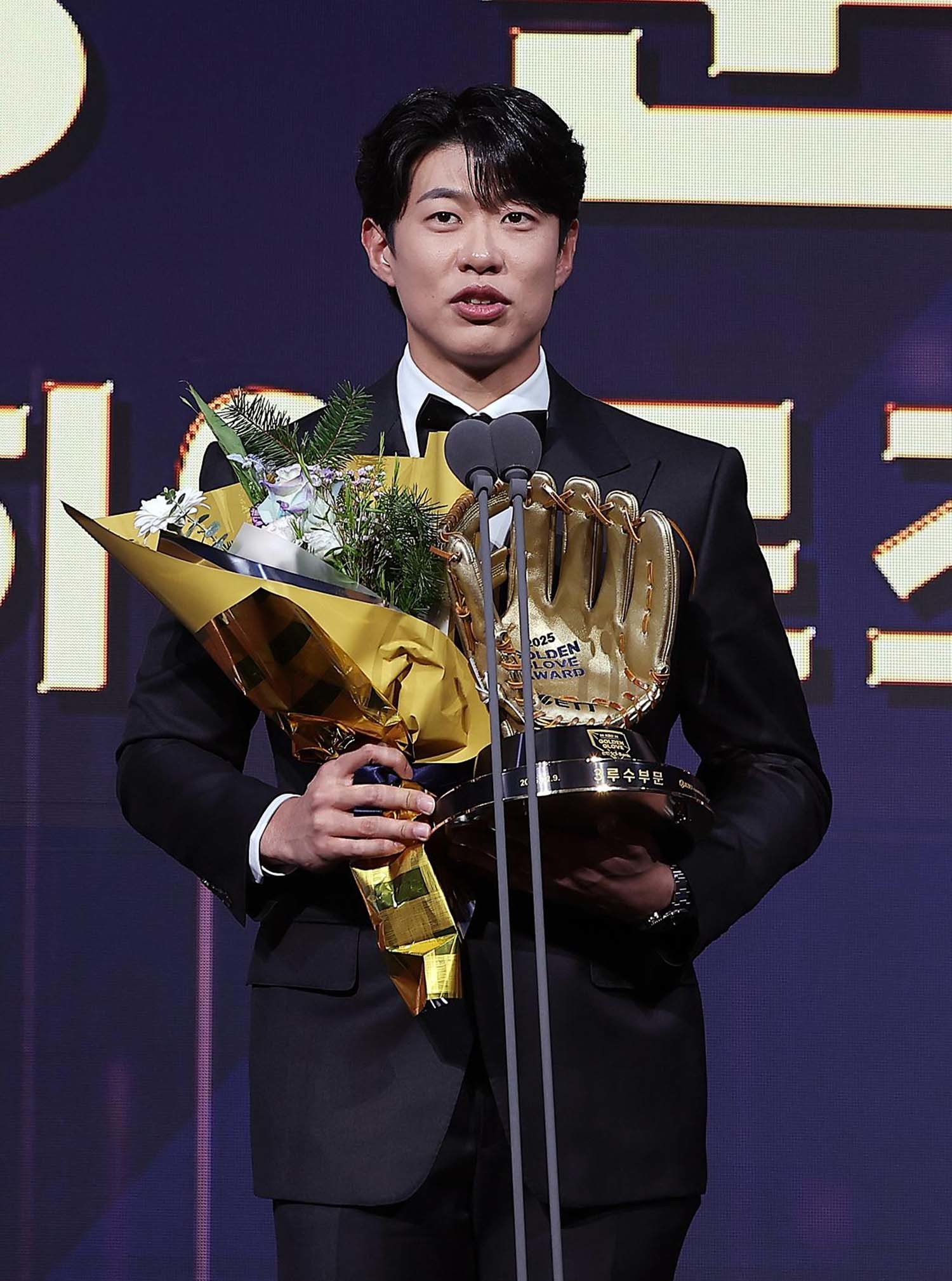 9일 오후 서울 송파구 롯데호텔 월드에서 열린 프로야구 2025 신한 SOL뱅크 골든글러브 시상식에서 3루수 부문 골든글러브를 수상한 키움 송성문이 소감을 말하고 있다.