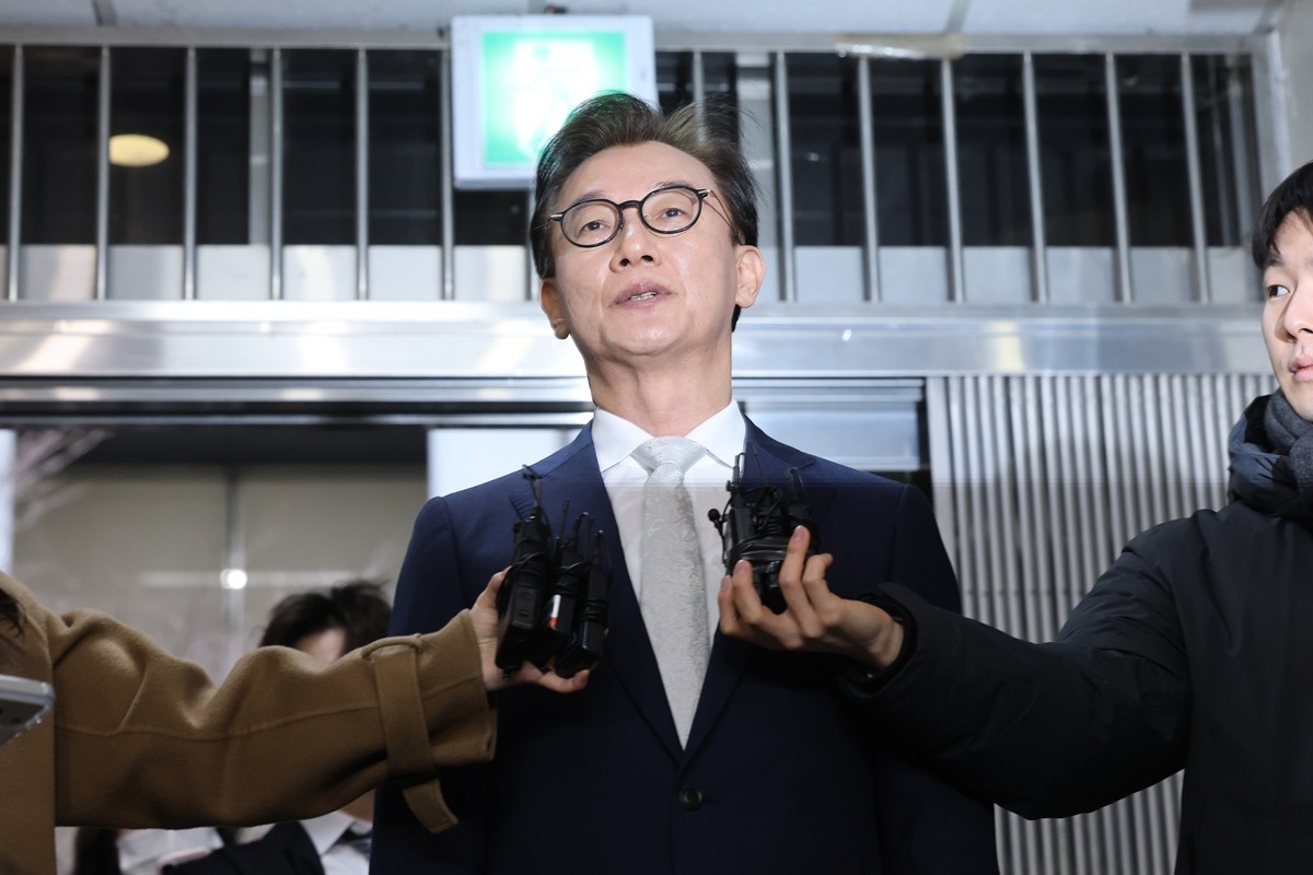 통일교 금품수수 의혹을 받는 전재수 전 해양수산부 장관이 19일 서울 서대문구 경찰청 국가수사본부로 조사받기 전 기자들 앞에서 발언하고 있다.     19일 오전 9시 53분쯤 서울 서대문구 경찰청에서 도착한 전재수 전 장관은 20일 오전 0시 20분쯤 조사를 마치고 취재진을 만났다.      전 전 장관은 '하나하나 말씀드릴 수는 없지만 성실한 태도로 조사를 받았다'라고 말했다. 이어 '통일교 측으로부터 그 어떠한 금품수수도 없었다는 점을 다시 한번 분명히, 강력히 말씀드린다'라고 강조했다.      / 뉴스1