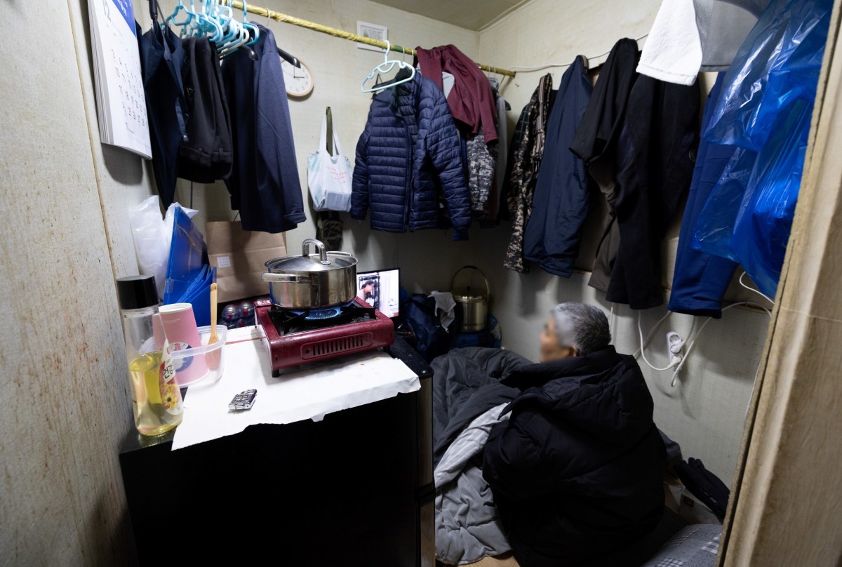 한 쪽방촌에서 두터운 외투로 입고 추위를 이겨내는 어르신의 모습이 담긴 자료사진. / 뉴스1