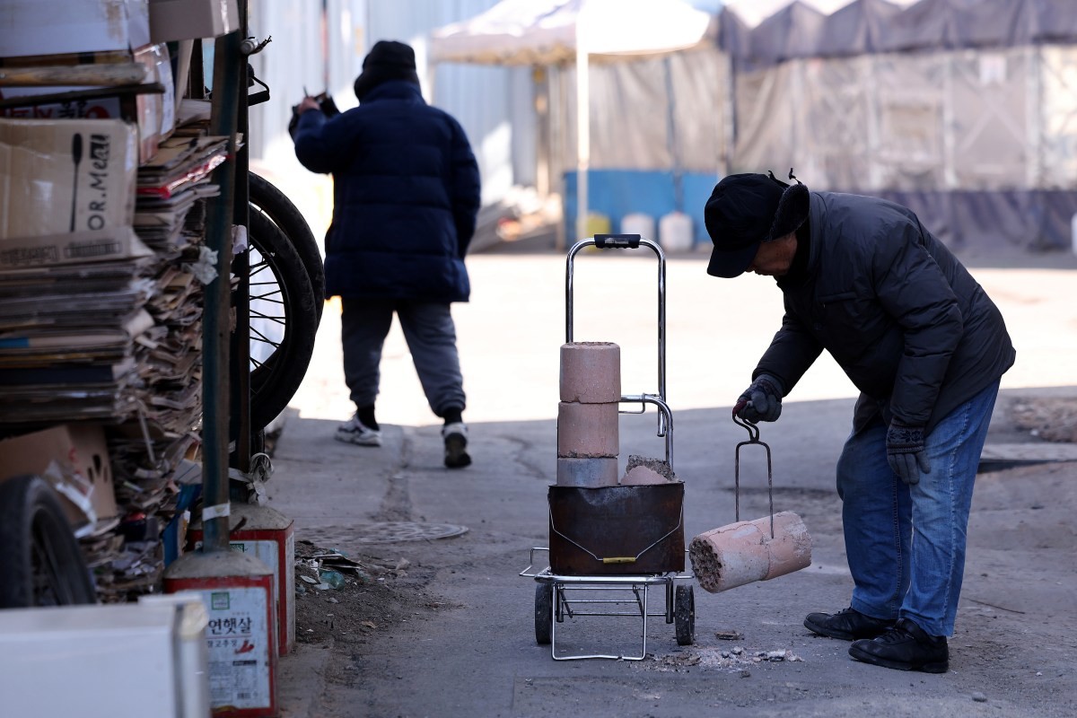 한 쪽방촌에서 주민이 연탄재를 정리하는 모습의 자료사진. / 뉴스1