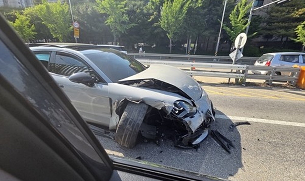 사고를 낸 포르쉐 차량 모습. 6중 추돌사고를 낸 20대 운전자가 징역 5년을 선고받았다. 마약에 취해 포르쉐 차량을 몰다 경찰 오토바이가 따라오자 도주하는 과정에서 낸 추돌사고였다. 의정부지법 형사 9단독은 특정범죄가중처벌등에 관한 법률 위반(도주치상), 마약류관리에 관한 법률 위반(향정) 등 혐의로 기소된 20대 남성 운전자 A 씨에 대해 징역 5년 형을 선고했다. / 연합뉴스