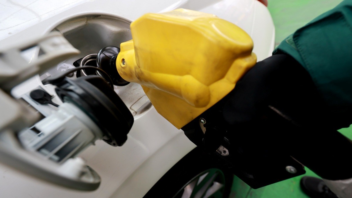 서울 시내 주유소에서 직원이 주유하는 모습. / 뉴스1