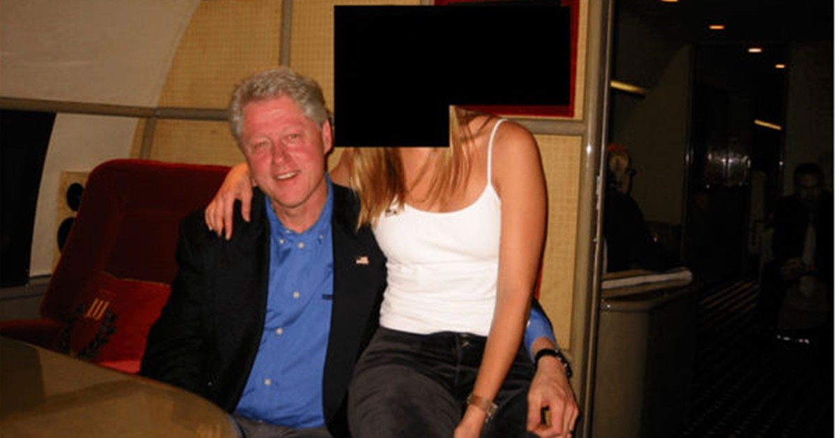 엡스타인 전용기에 탑승한 클린턴의 무릎위에 한 여성이 앉은 모습. / 미 법무부, 백악관 당국자들 소셜 미디어