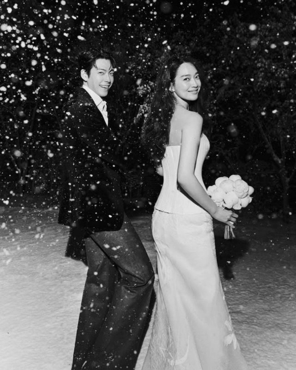 20일 공개된 배우 김우빈(왼)과 신민아(오)의 결혼 화보 사진. / AM엔터테인먼트 인스타그램