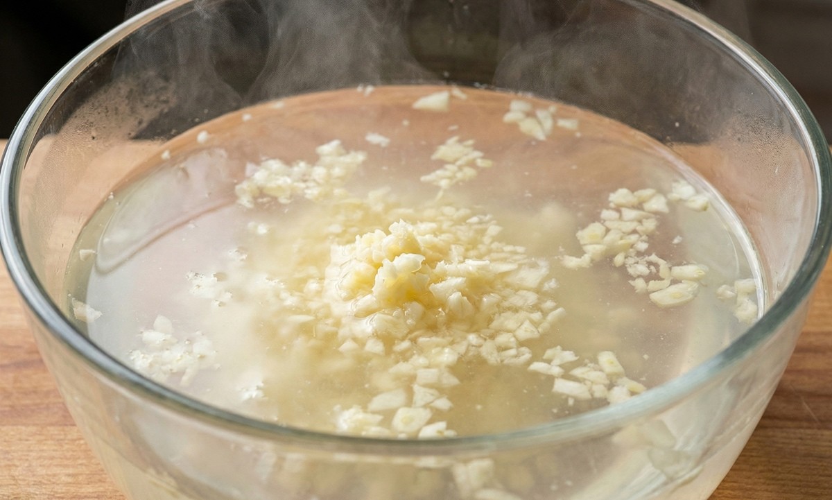 기사를 바탕으로 AI가 생성한 마늘물 자료사진. 마늘 속 알리신이 항균 작용을 돕는다.