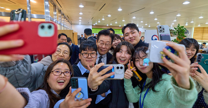 이재명 대통령이 외교부·통일부 업무보고를 마친 뒤 점심식사를 하기 위해 19일 서울 종로구 정부서울청사 별관 구내식당을 찾아 직원들과 기념촬영을 하고 있다. / 뉴스1