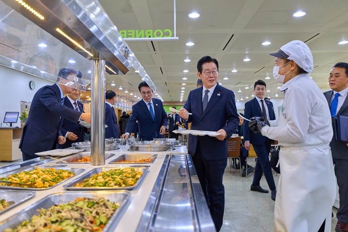 외교부·통일부 업무보고를 마친 이재명 대통령이 19일 서울 종로구 정부서울청사 별관 구내식당에서 점심식사를 하고 있다.