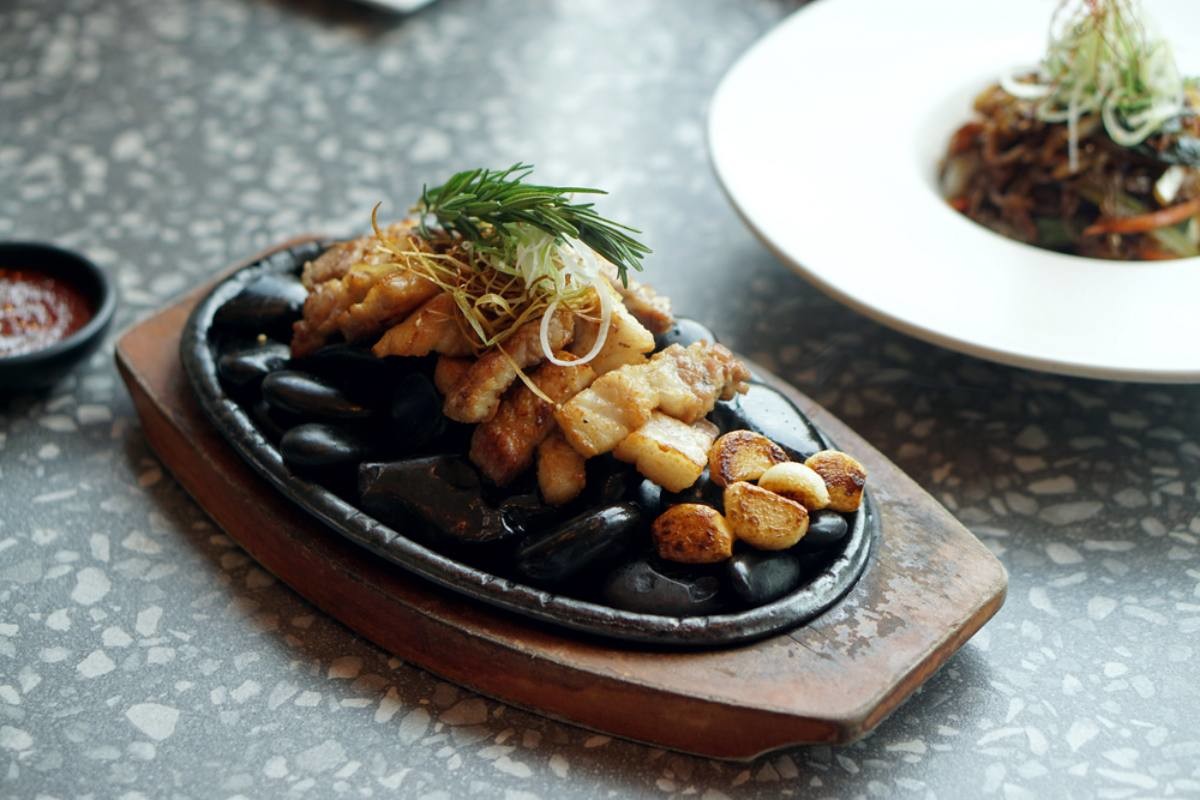 삼겹살 구이와 구운 마늘 / thaweerat-shutterstock.com