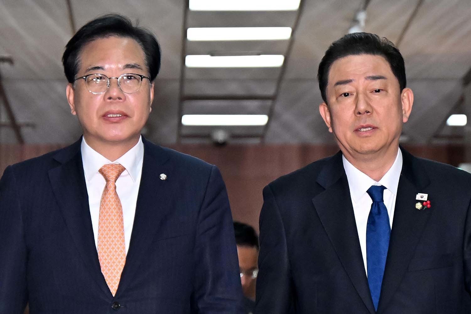 김병기 더불어민주당 원내대표와 송언석 국민의힘 원내대표가 지난 9일 국회에서 우원식 국회의장과 회동을 가진 뒤 의장실을 나서고 있다. / 뉴스1