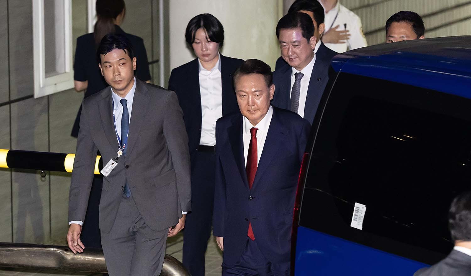 윤석열 전 대통령이 7월 9일 밤 서울중앙지법에서 구속 전 피의자심문(영장실질심사)을 마친 뒤 대기장소인 서울구치소로 이동하고 있다. / 뉴스1