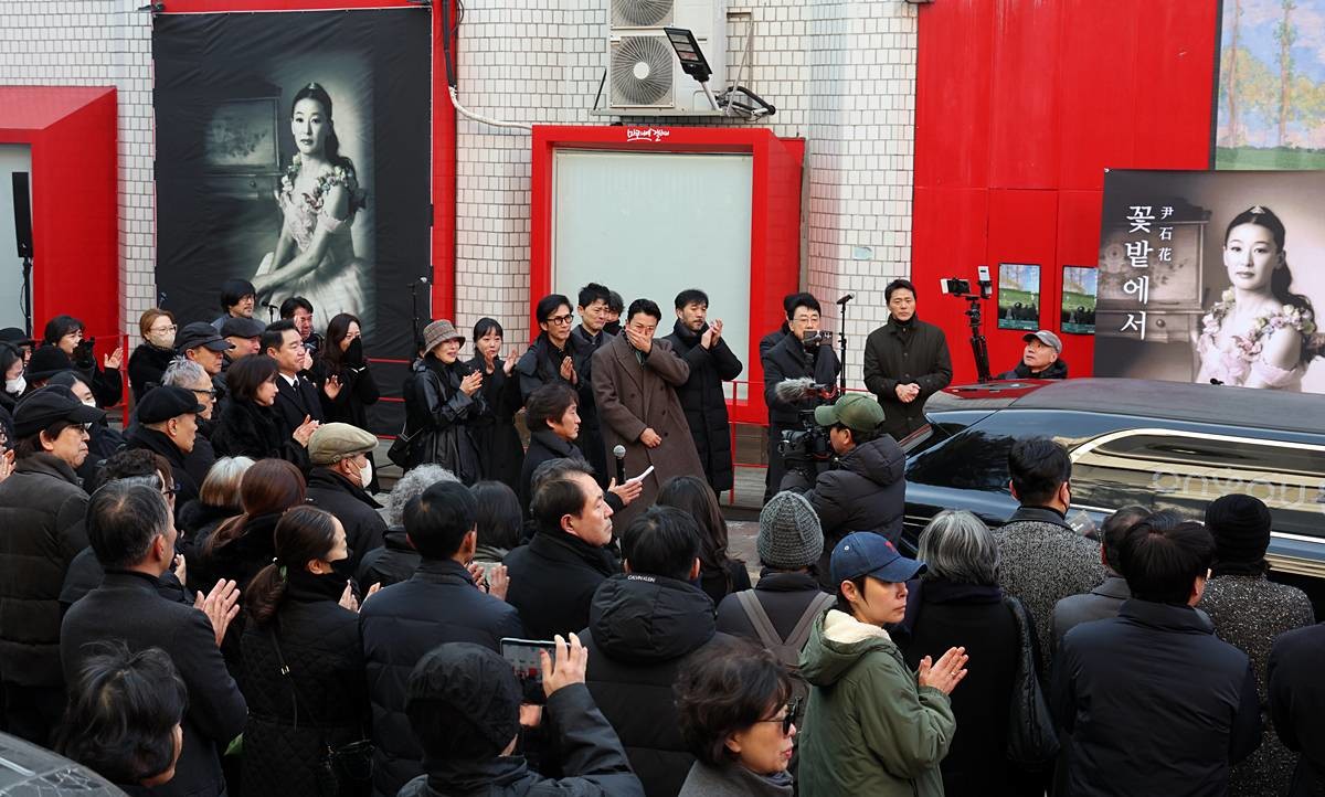 21일 서울 종로구 대학로 설치극장 정미소(현 한예극장)에서 열린 故 윤석화 배우 노제에서 지인들이 슬퍼하고 있다. 이곳은 고인이 2002∼2019년 직접 운영했던 곳이다. 1956년 서울에서 태어난 윤석화는 1975년 연극 '꿀맛'으로 데뷔한 뒤 '신의 아그네스', '햄릿', '딸에게 보내는 편지' 등에 출연하며 연극계 스타로 발돋움했다. 연극 외에도 뮤지컬 '아가씨와 건달들'(1994), '명성황후'(1995), 드라마 '우리가 만난 기적'(2018) 등 장르를 가리지 않고 활발한 작품활동을 펼쳤다 / 뉴스1