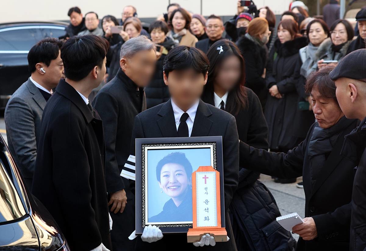 21일 서울 종로구 대학로 설치극장 정미소(현 한예극장)에서 열린 故 윤석화 배우 노제에서 영정이 운구되고 있다. 이곳은 고인이 2002∼2019년 직접 운영했던 곳이다. 1956년 서울에서 태어난 윤석화는 1975년 연극 '꿀맛'으로 데뷔한 뒤 '신의 아그네스', '햄릿', '딸에게 보내는 편지' 등에 출연하며 연극계 스타로 발돋움했다. 연극 외에도 뮤지컬 '아가씨와 건달들'(1994), '명성황후'(1995), 드라마 '우리가 만난 기적'(2018) 등 장르를 가리지 않고 활발한 작품활동을 펼쳤다 / 뉴스1