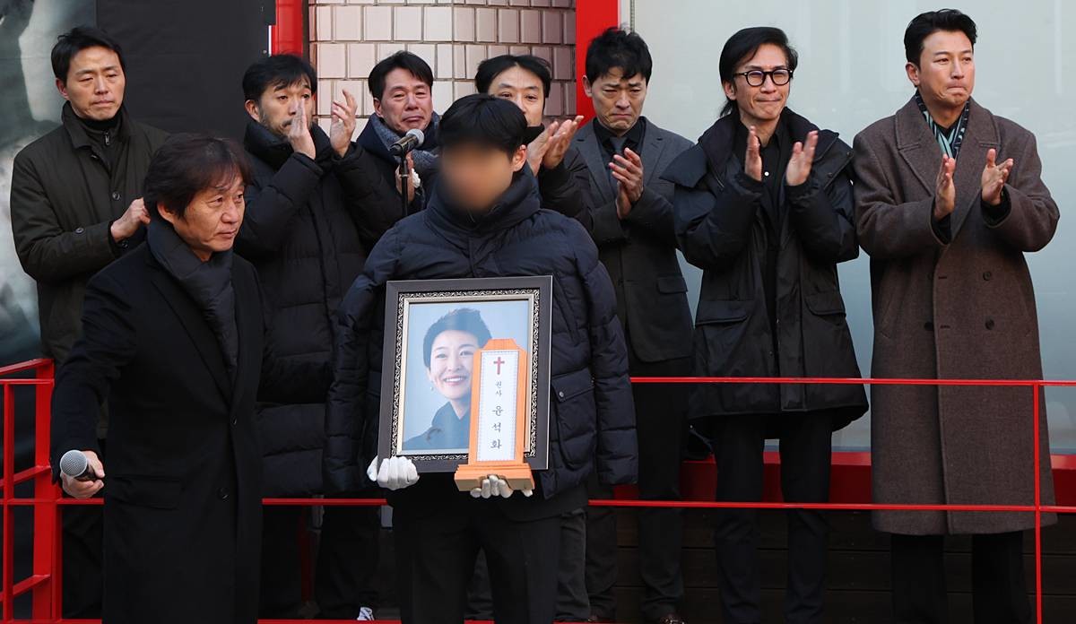 박수받으며 떠나는 故 윤석화 배우 / 뉴스1