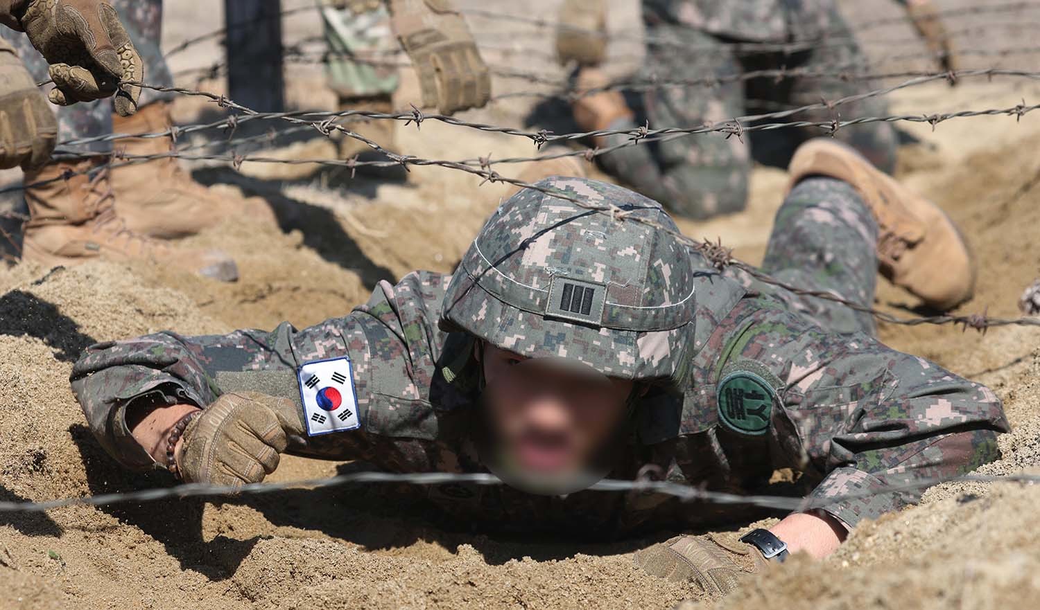 2025년 2월 18일 오후 경기 평택시 캠프 험프리스에서 샌드허스트 경연대회에 참가하는 육군사관학교 생도들이 장애물 코스 훈련을 하고 있다. / 뉴스1